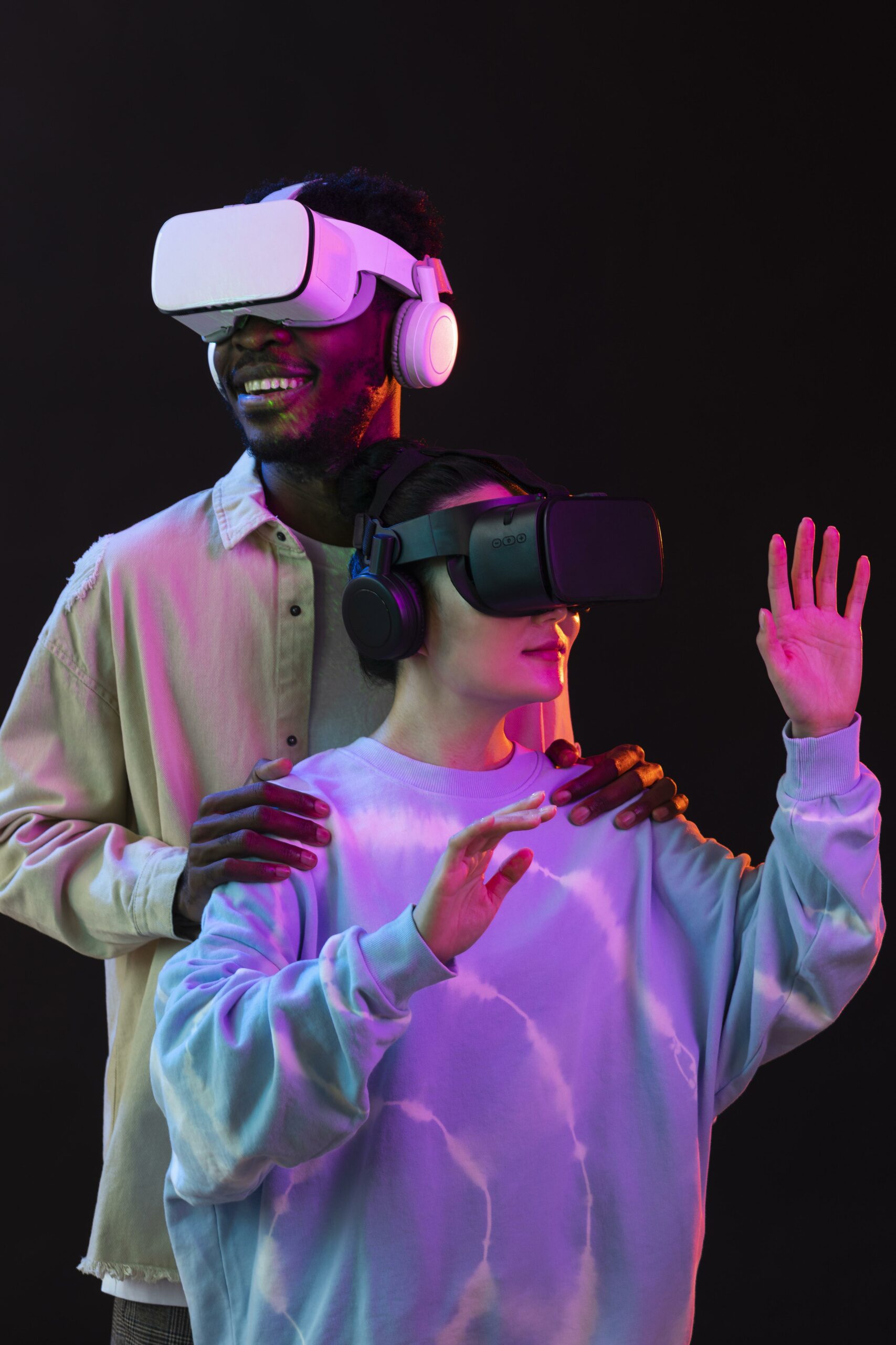 Couple expérimentant la réalité virtuelle