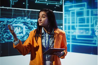 Femme faisant une conférence