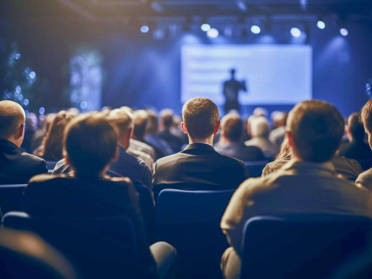 Image d'un public écoutant une conférence au Festival