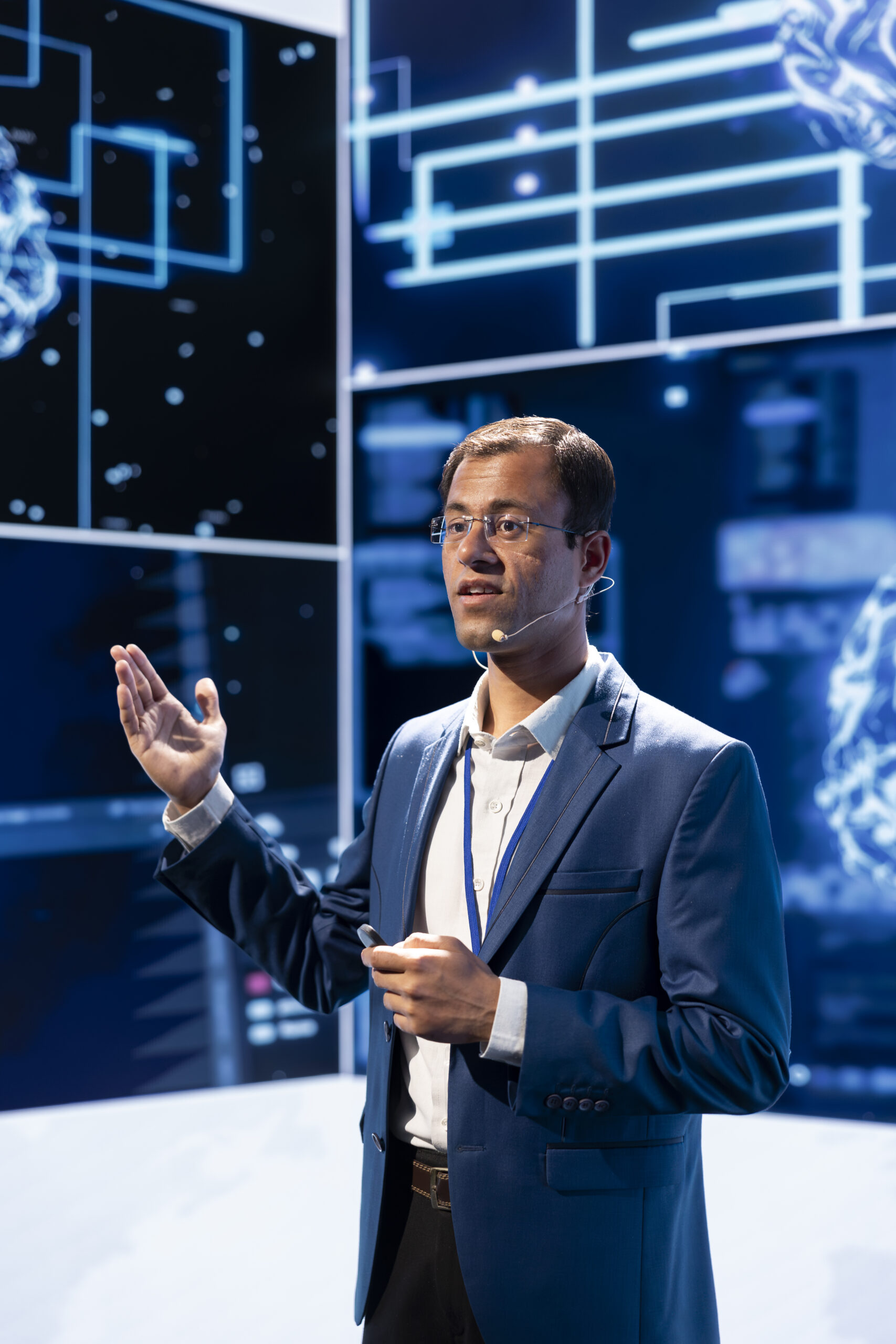 Conférencier scientifique expliquant un phénomène sur l'IA et le cerveau